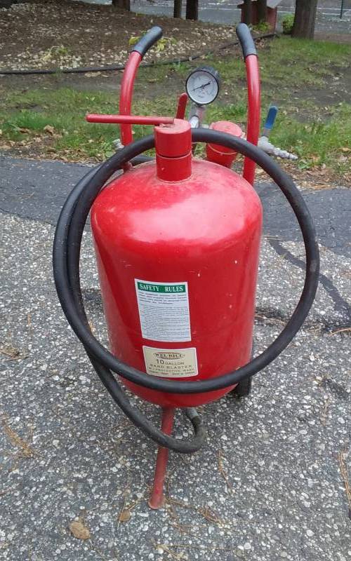 lot 4 image: Wel-Bilt 10-Gallon Sand Blaster
