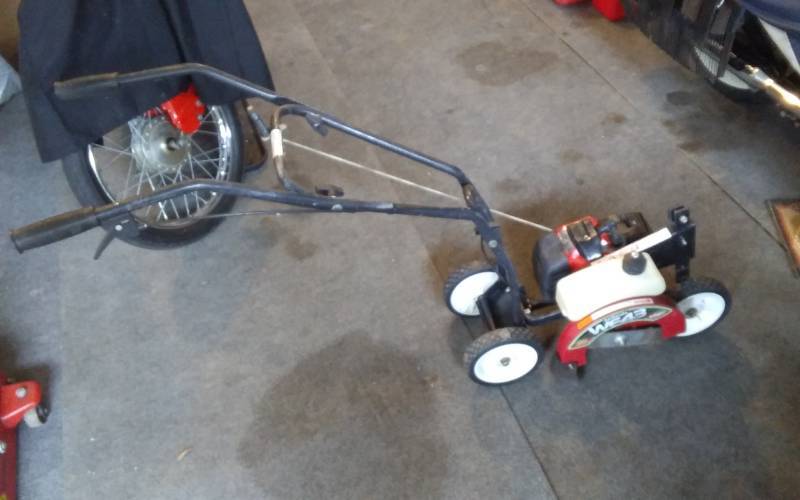 lot 9 image: Earth-Quake Gas Powered Lawn Edger 43cc