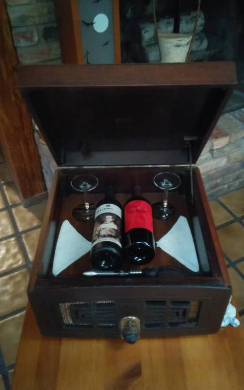 lot 14 image: Vintage Zenith Tube Radio Converted To Cocktail Server With Circa 1940s Glassware & Napkins