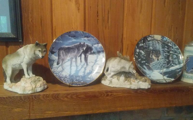 lot 20 image: Lot Of Wolf Art Decor & Collectibles