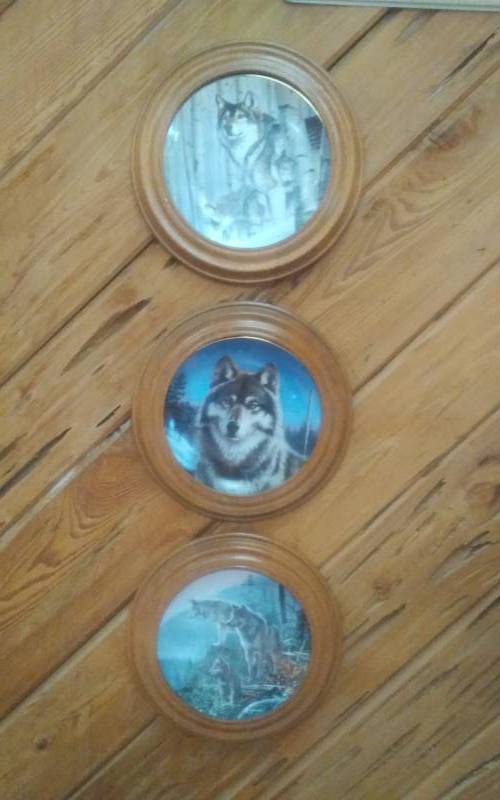 lot 22 image: 3-Framed Collector Wolf Plates