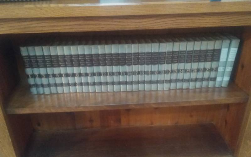 lot 30 image: Vintage (1980s) Set Of Funk & Wagnalls Encyclopedias