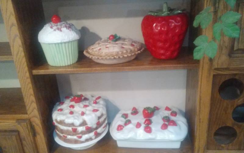 lot 37 image: Kitchen Cookie Jars & Decor-Cupcake Cookie Jar, Ceramic Cherry Pie, Strawberry Cookie Jar (USA #263)