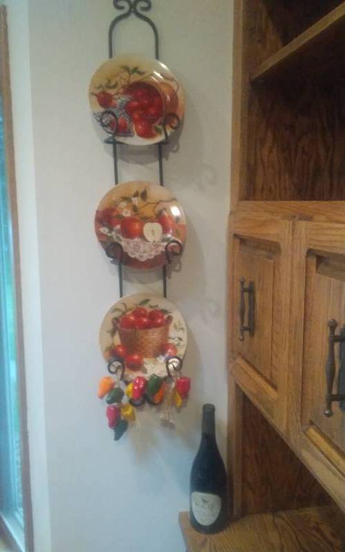 lot 39 image: 3-Apple Plates With Display Rack (32-Inches)