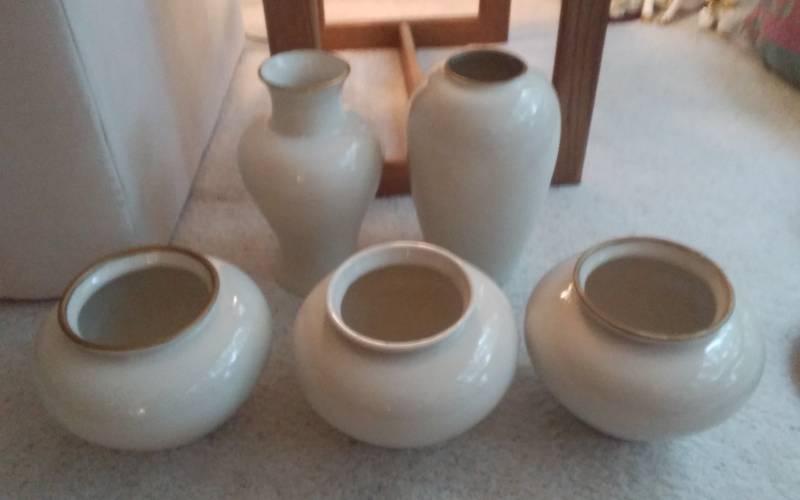 lot 76 image: Haegar Pottery Vases