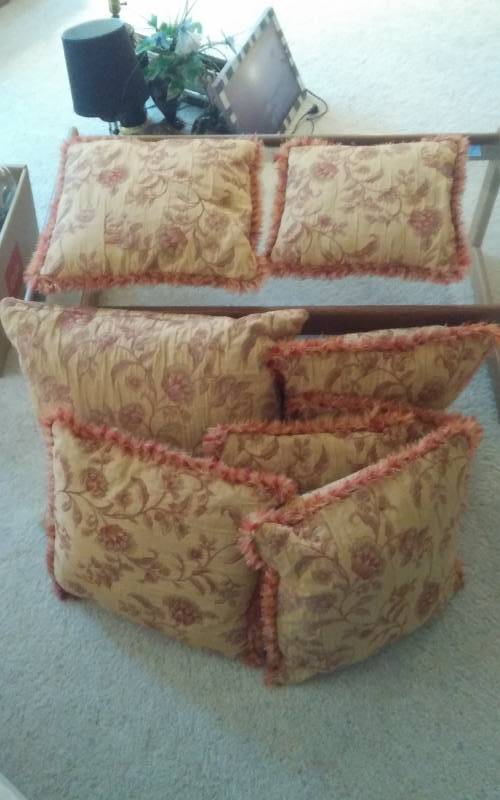 lot 78 image: Set Of 7 Decorative Throw Pillows
