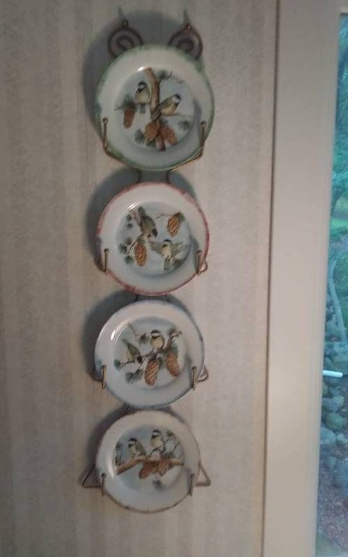 lot 84 image: Set Of 4 Bird Plates With Rack 36