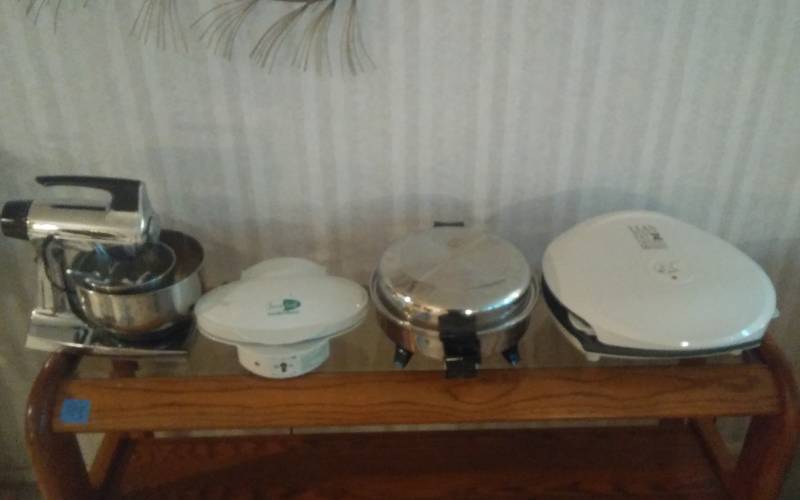 lot 104 image: Sunbeam Stand Mixer, Hamilton Beach Steam Grill, George Foreman Grill, Electric Chaffing Pan