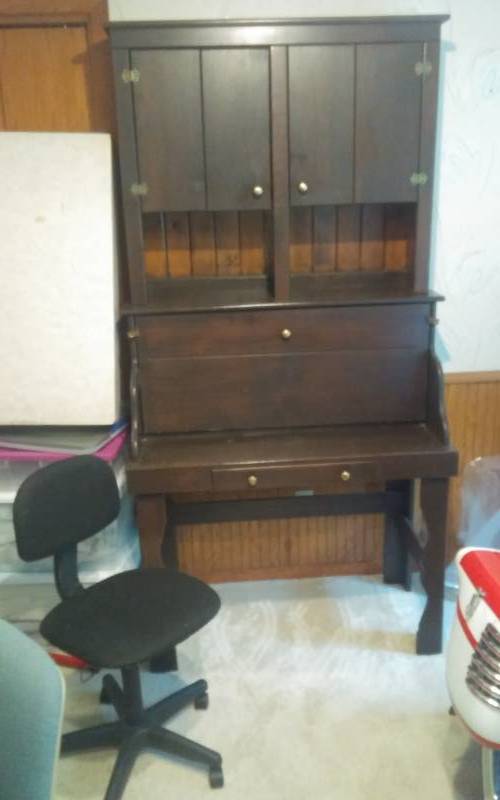 lot 114 image: Custom Made 2-Piece Hutch Top Desk 40x20x77 (Includes Office Chair)