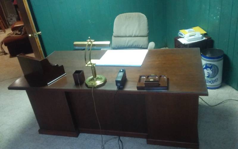 lot 127 image: Large Executive Desk With Glass Top 72x36x29 - Includes Desk Top Accessories & Chair
