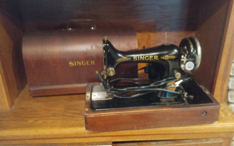 lot 153 image: Vintage Singer Portable Sewing Machine AC506602