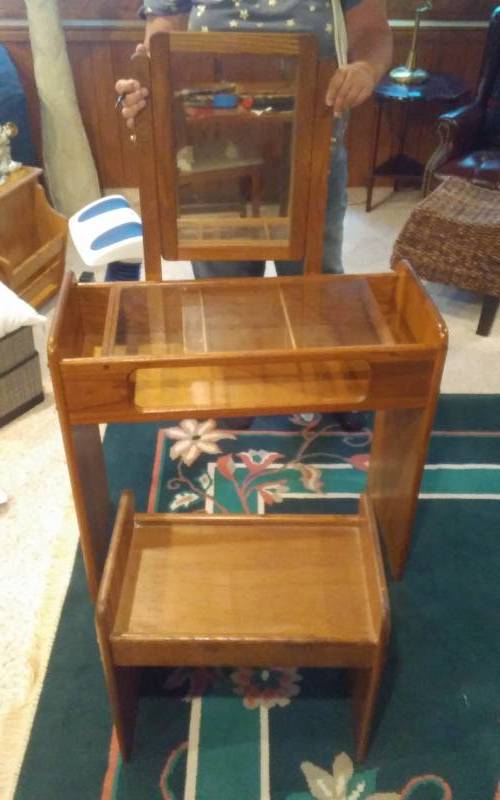 lot 172 image: Glass Top Dressing Table With Mirror & Stool 31x13x29
