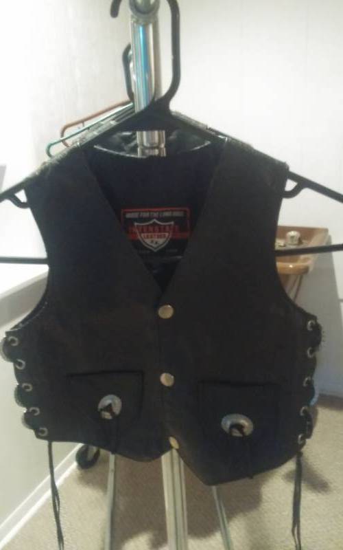 lot 183 image: Childs Vest Size M