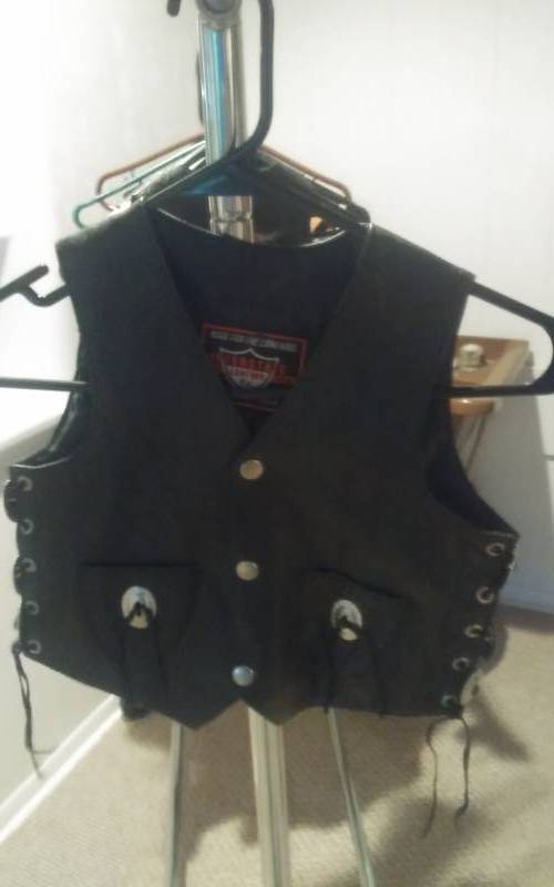 lot 184 image: Childs Vest Size L