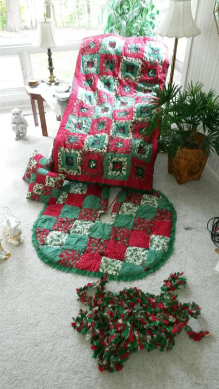 lot 68 image: Christmas Quilt, Bed Skirt & 2 Christmas Pillows