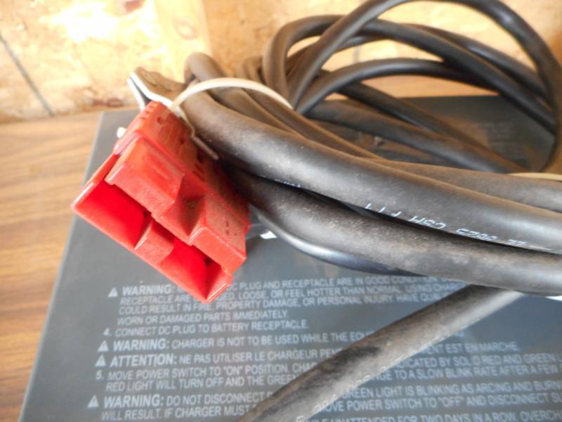 lot 17 image: 24 Volt Dual Mode Automatic Battery Charger