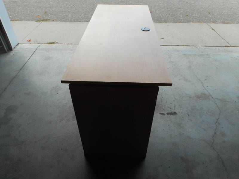 lot 11 image: Office Desk