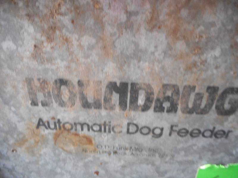 lot 9 image: Automatic Dog Feeder