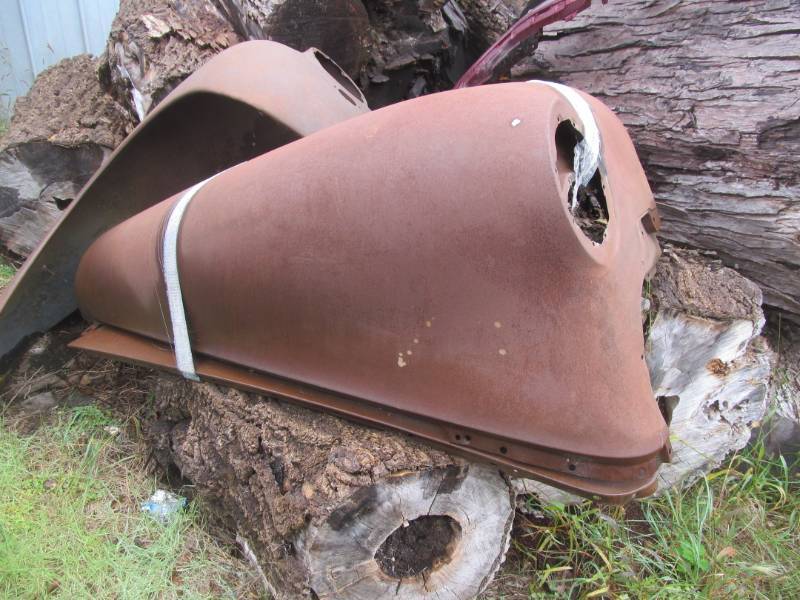 lot 4 image: Early 50,s era fenders