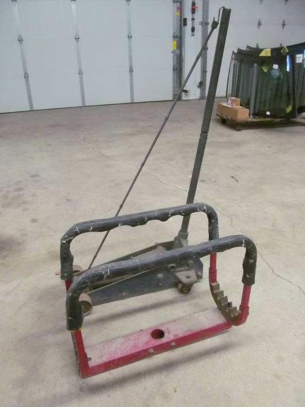 lot 9 image: Hydraulic Jack with door stand