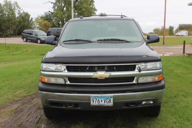 lot 4262 image: 2004 Chevrolet Suburban 1500 LT 4x4