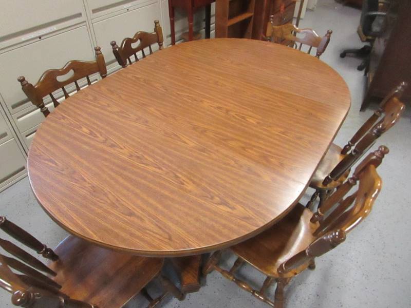 lot 74 image: Dinning Room Table & Chairs