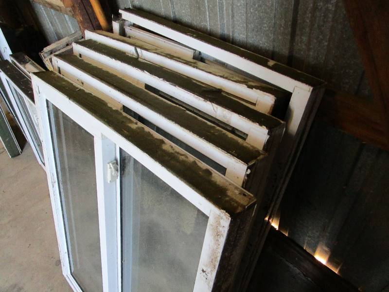 lot 51 image: (5) 36 x 44 Windows