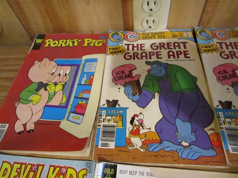 lot 61 image: (14) Misc. Vintage Comic Books
