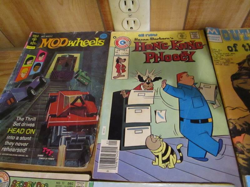 lot 62 image: (14) Misc. Vintage Comic Books