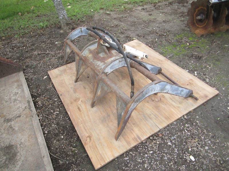lot 5 image: Skidsteer Grapple Fork