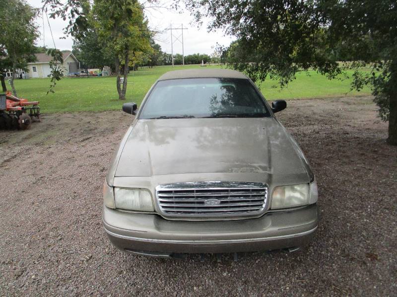 lot 7 image: 2004 Ford Crown Victoria