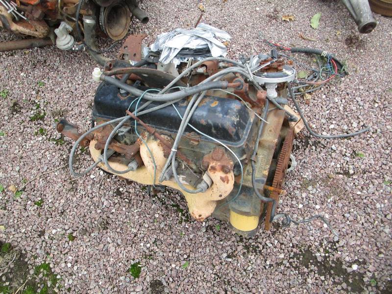 lot 14 image: 350 Chevy Motor