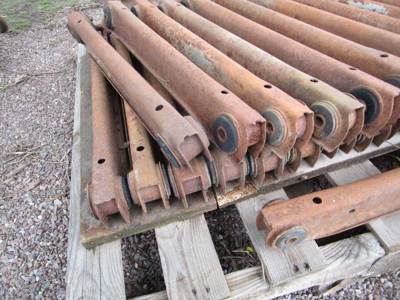 lot 22 image: Pallet of 70-76 GM Upper & Lower Trailing Arms