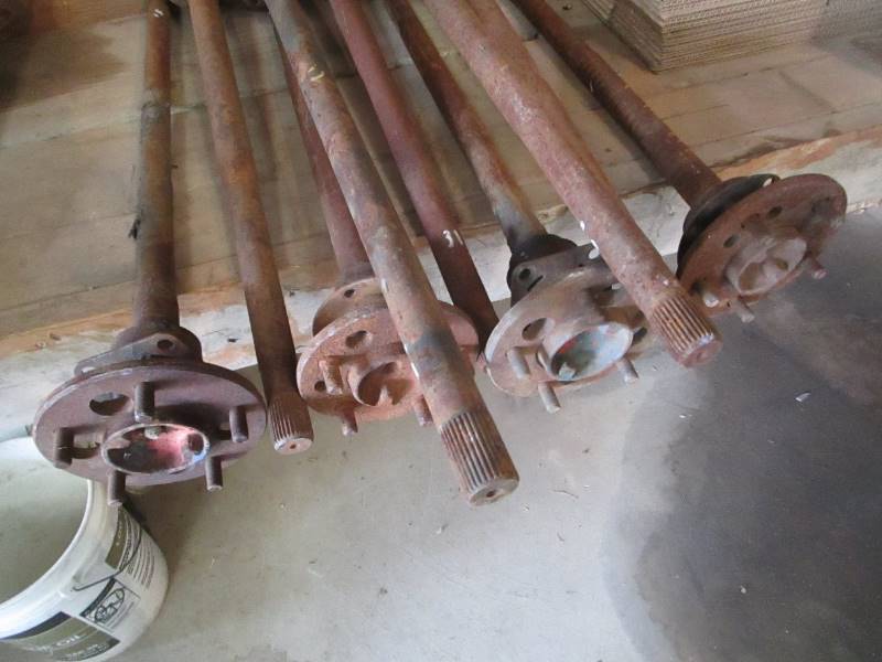 lot 33 image: (9) 31 Spline Axles