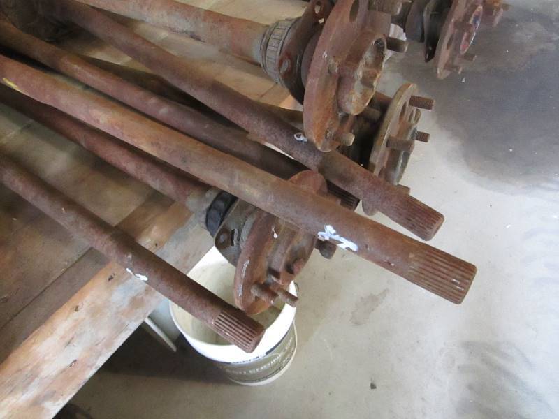 lot 34 image: (9) 28 Spline Axles