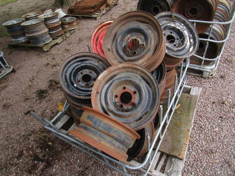 lot 28 image: Pallet Basket of Chrysler Wheels 4.5 BC