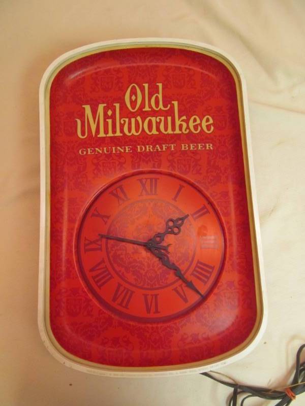vintage Old Milwaukee beer sign clock
