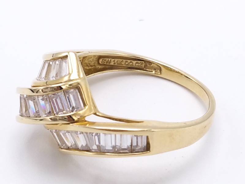 lot 15 image: Beautiful 14k Yellow Gold Ladies Estate Ring