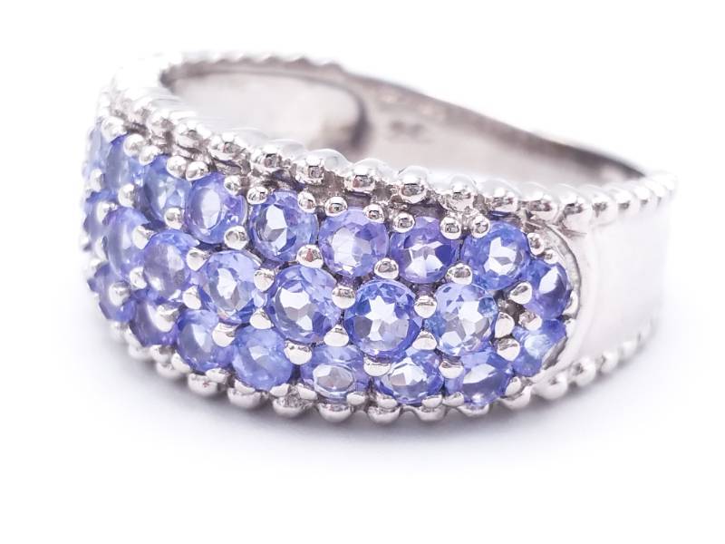 lot 26 image: Gorgoeus Tanzanite Estate Ring in 10k White Gold