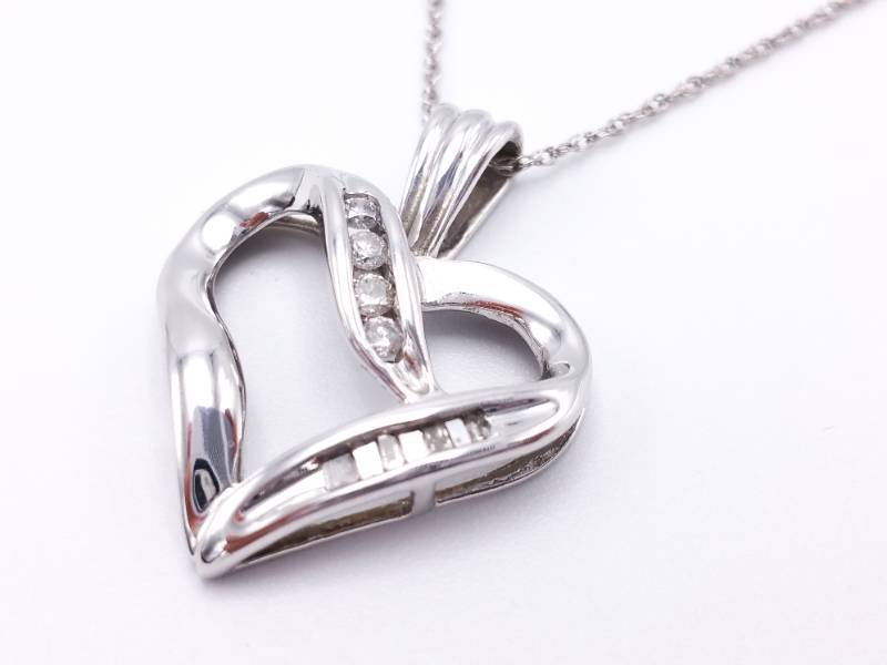 lot 31 image: Ladies Diamond Heart Shaped Estate Necklace in 10k White Gold