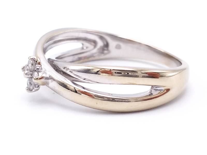 lot 32 image: 14k White Gold Diamond Estate Ring