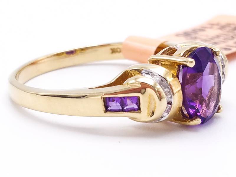 lot 40 image: Stunning Amethyst and Diamond Estate Ring in 10k Yellow Gold