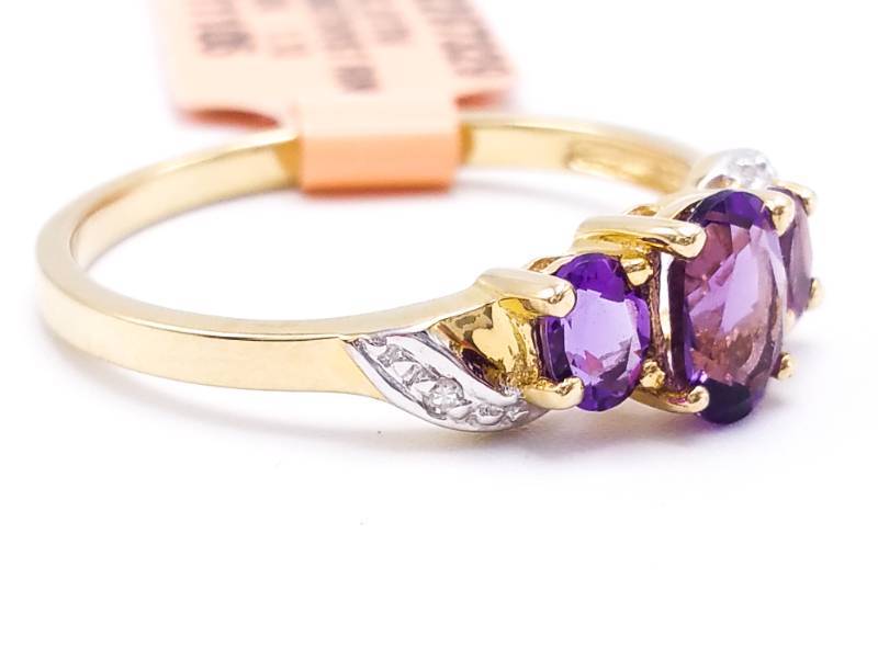 lot 43 image: Beautiful Amethyst & Diamond Estate Ring in 10k Yellow Gold