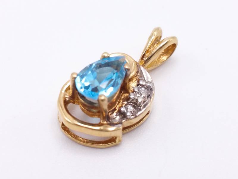 lot 45 image: Gorgeous Blue Topaz Estate Pendant in 14k Yellow Gold