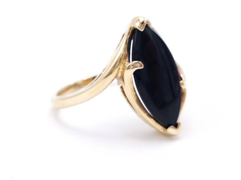 lot 47 image: Ladies Black Oynx Estate Ring in Yellow Gold