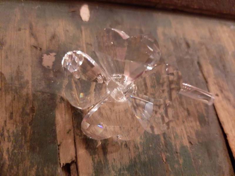 lot 77 image: Swarovski Crystal Four Leaf Clover Figurine NIB Retired