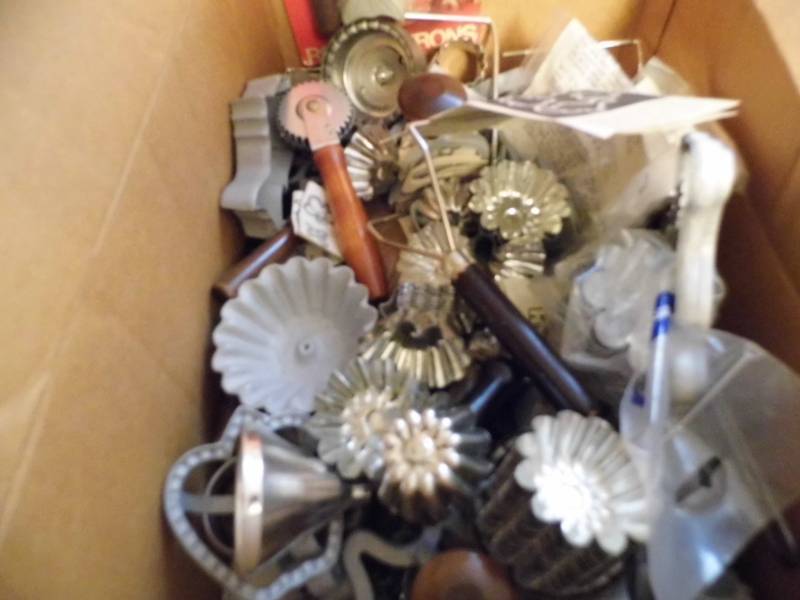 lot 6 image: Rosette Irons - Baking Items