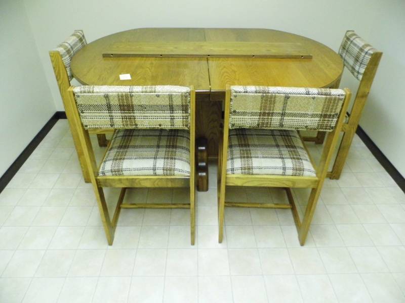 lot 14 image: Table wChairs