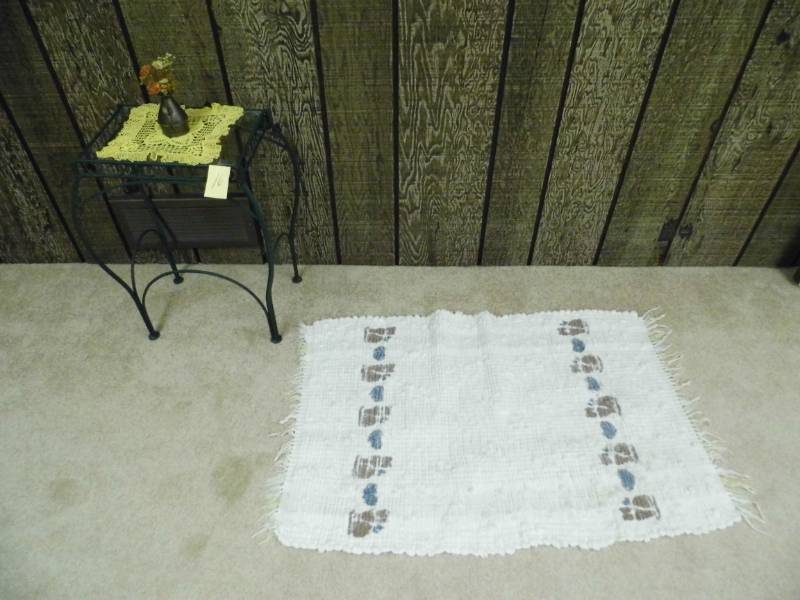lot 16 image: Rag Rug - Metal Table