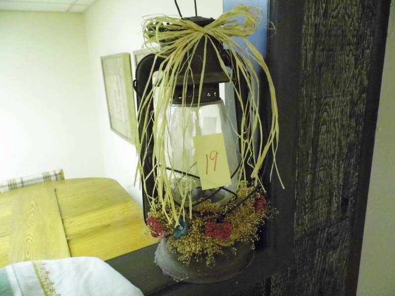 lot 19 image: Lantern - Decor